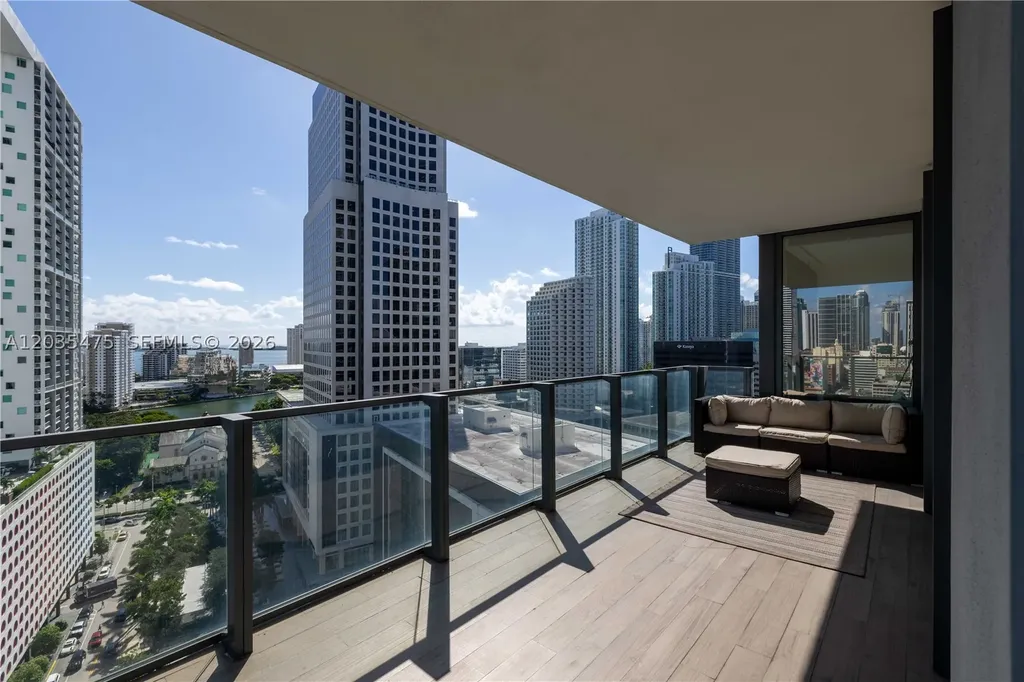 68 SE 6th Street Miami FL 33131