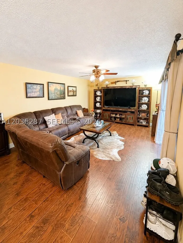 2589 Garden Hollywood FL 33026
