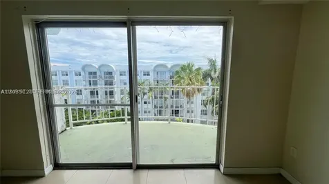 486 NW 165th St Road Miami FL 33169