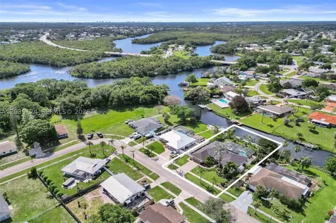 462 NE Cornwall Port St. Lucie FL 34983