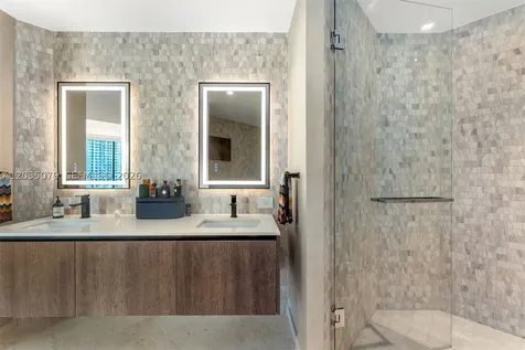 68 SE 6th Street Miami FL 33131