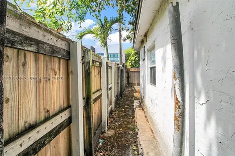 1260 SW 10th Street Miami FL 33135