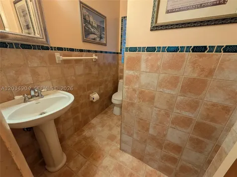29-33 SE 4th Dania Beach FL 33004
