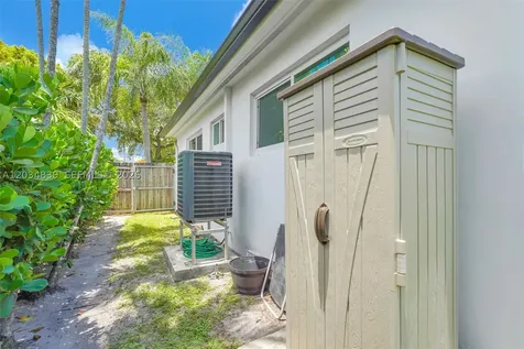 240 Nahkoda Drive Miami Springs FL 33166