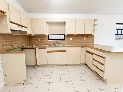2485 W 70th Place Hialeah FL 33016