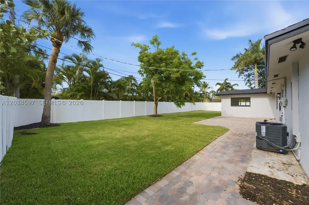 2731 NE 52nd Street Lighthouse Point FL 33064