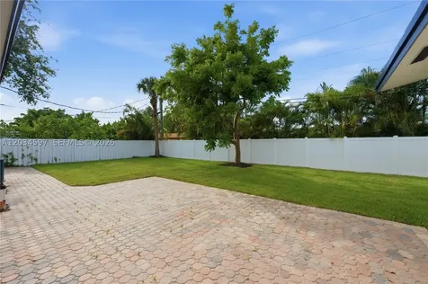 2731 NE 52nd Street Lighthouse Point FL 33064