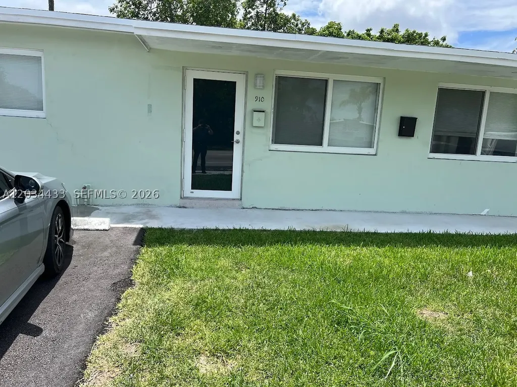 910 N 56th Avenue Hollywood FL 33021