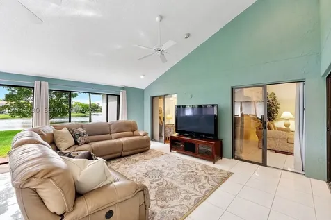 2073 Montpeliar Weston FL 33326
