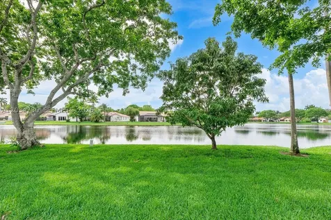 2073 Montpeliar Weston FL 33326
