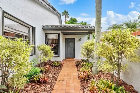 2073 Montpeliar Weston FL 33326