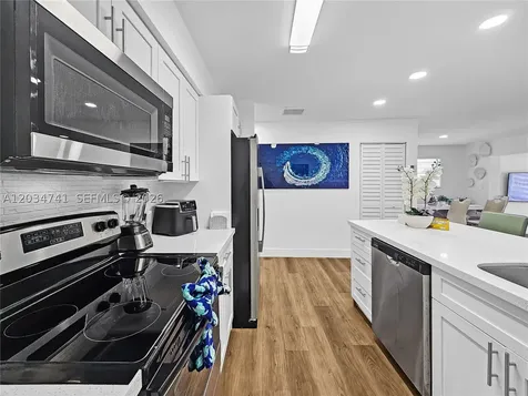 621 NW 59th Avenue Miami FL 33126