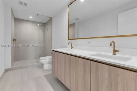 77 SE 5 Th Street Miami FL 33131