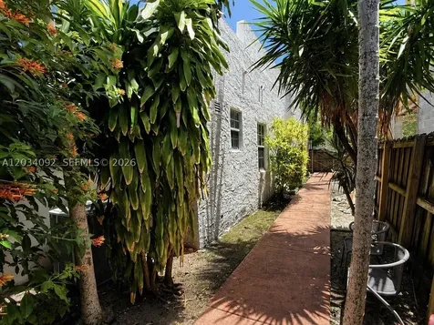 452 SW 26th Road Miami FL 33129