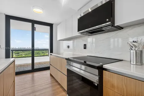 2555 Collins Avenue Miami Beach FL 33140