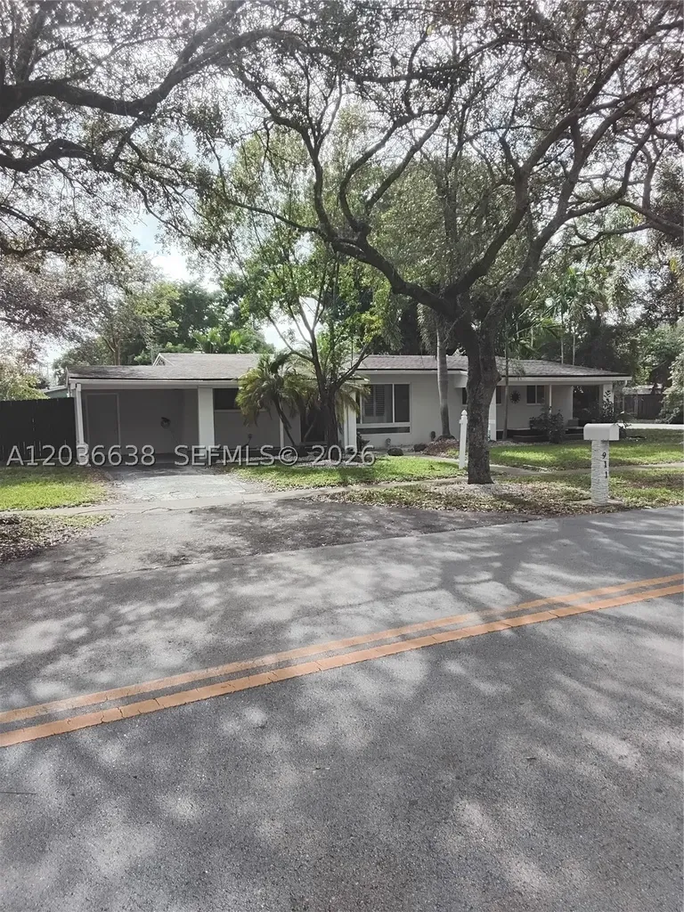 911 W Country Club Circle Plantation FL 33317