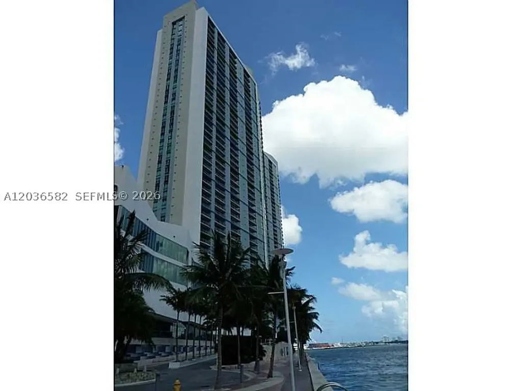 335 Biscayne Bl Miami FL 33131