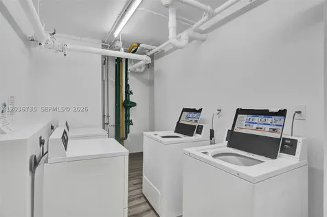 2555 Collins Avenue Miami Beach FL 33140