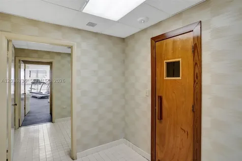 2555 Collins Avenue Miami Beach FL 33140
