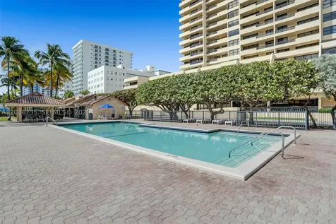 2555 Collins Avenue Miami Beach FL 33140