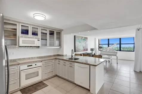 2555 Collins Avenue Miami Beach FL 33140