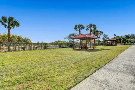 2555 Collins Avenue Miami Beach FL 33140