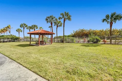2555 Collins Avenue Miami Beach FL 33140