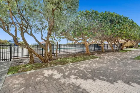2555 Collins Avenue Miami Beach FL 33140