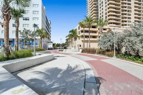 2555 Collins Avenue Miami Beach FL 33140
