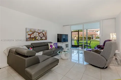 9410 N Hollybrook Lake Drive Pembroke Pines FL 33025