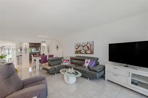 9410 N Hollybrook Lake Drive Pembroke Pines FL 33025