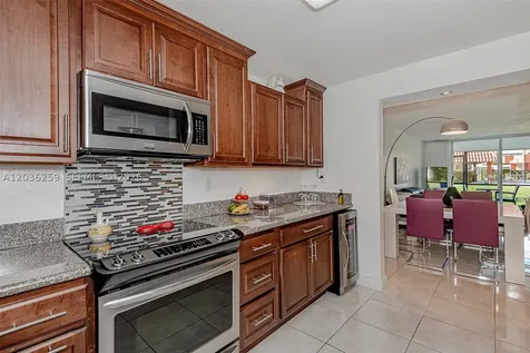 9410 N Hollybrook Lake Drive Pembroke Pines FL 33025