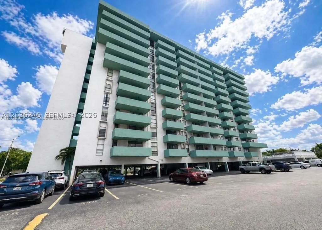 1825 W 44th Place Hialeah FL 33012