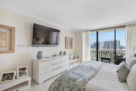 1000 W Island Boulevard Aventura FL 33160
