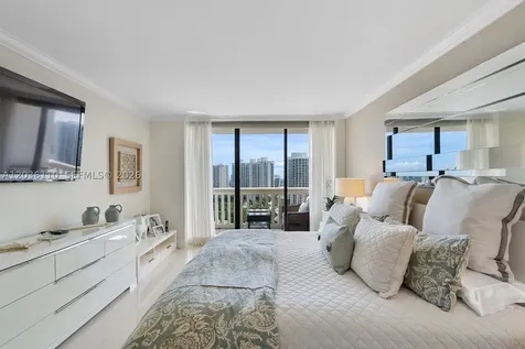 1000 W Island Boulevard Aventura FL 33160