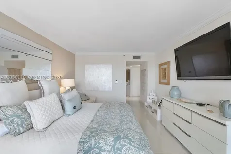 1000 W Island Boulevard Aventura FL 33160