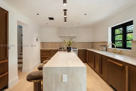 4727 N Bay Road Miami Beach FL 33140