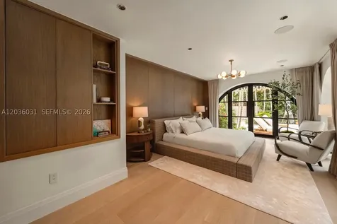 4727 N Bay Road Miami Beach FL 33140
