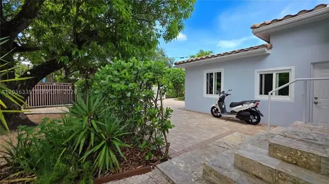 390 NE 127th Street North Miami FL 33161