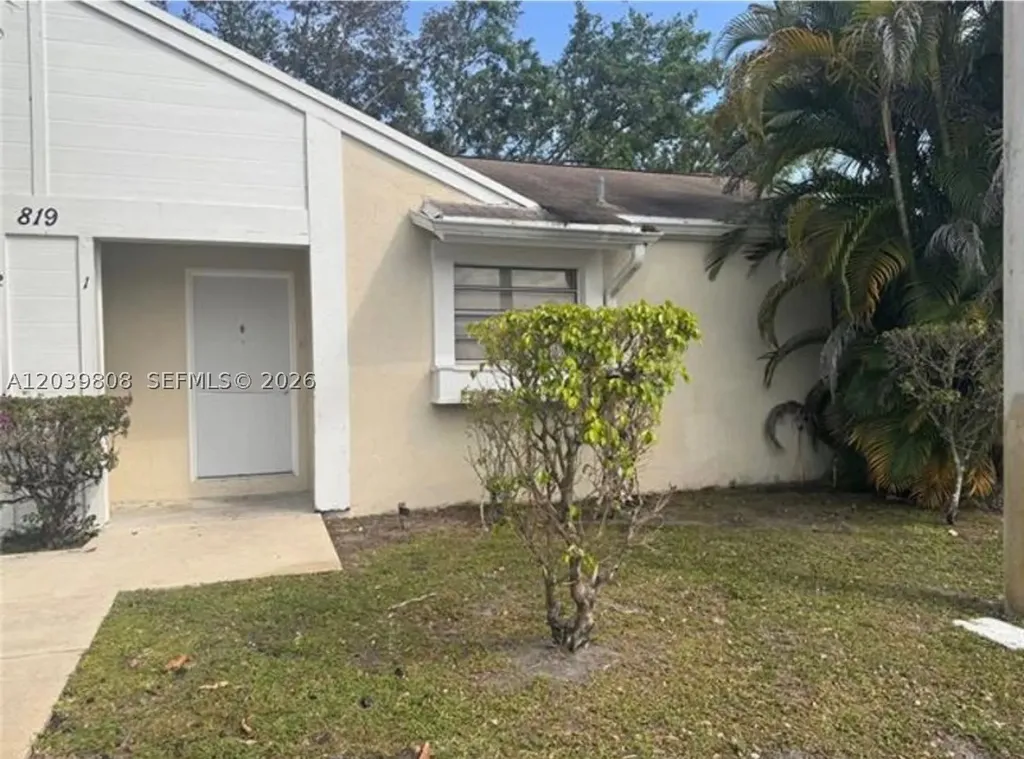 819 NE 214th Lane Miami FL 33179