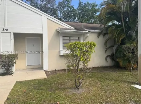 819 NE 214th Lane Miami FL 33179