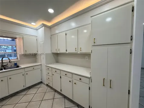 561 W 39th Street Hialeah FL 33012