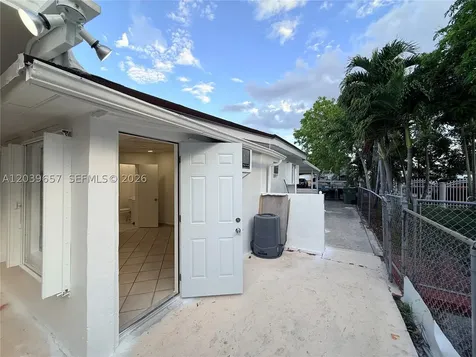 561 W 39th Street Hialeah FL 33012