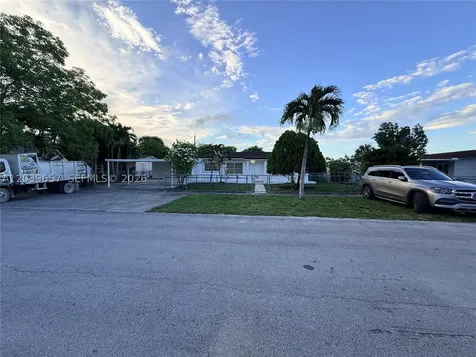 561 W 39th Street Hialeah FL 33012