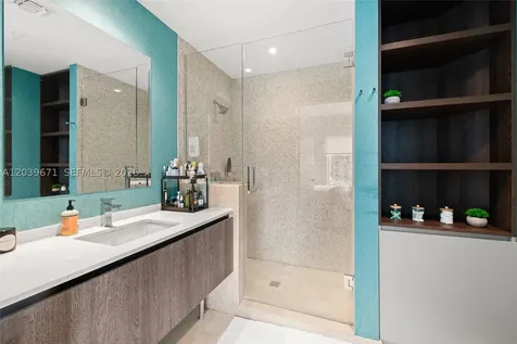 68 SE 6th Street Miami FL 33131
