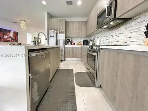 7243 NW 103rd Path Doral FL 33178