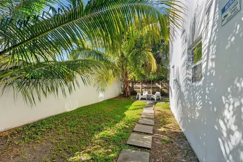 3676 Oak Avenue Miami FL 33133