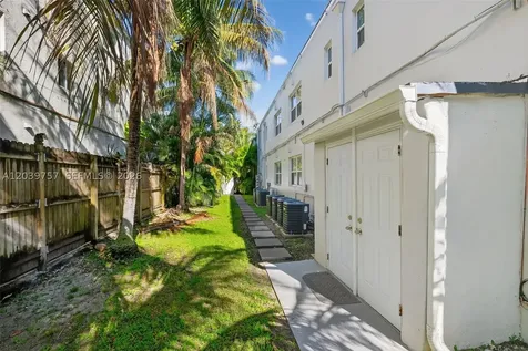 3676 Oak Avenue Miami FL 33133