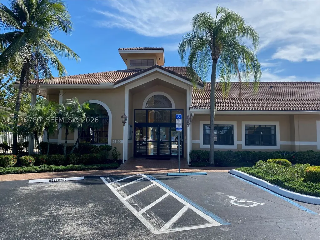 450 W Palm Circle W Pembroke Pines FL 33025