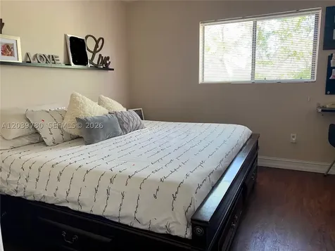 450 W Palm Circle W Pembroke Pines FL 33025